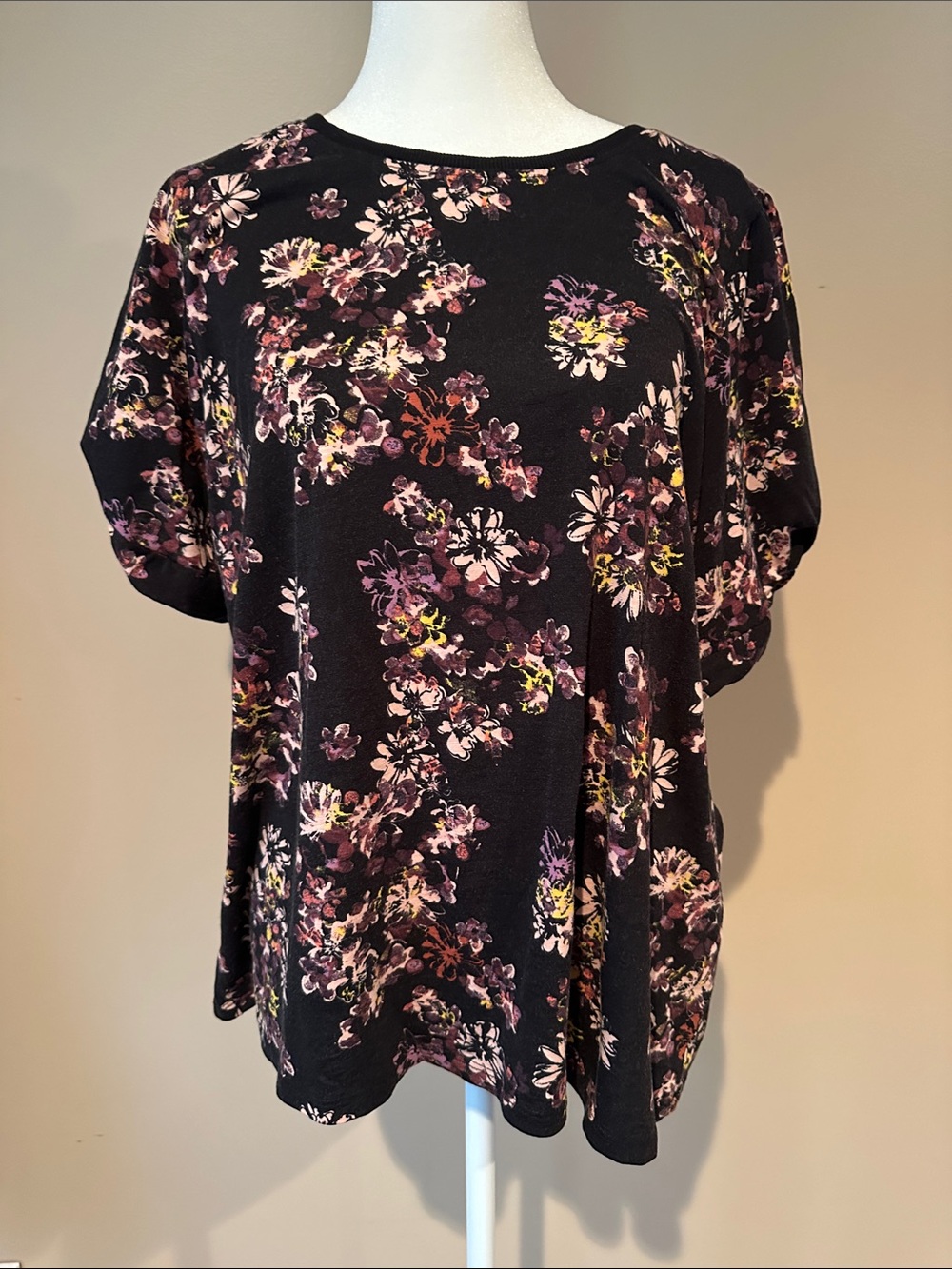 Maurices Black Floral Short Sleeve Tee